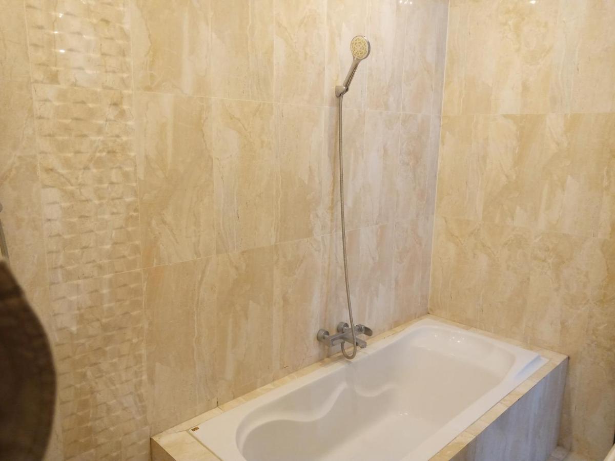 Villa Valencia Бату Екстер'єр фото